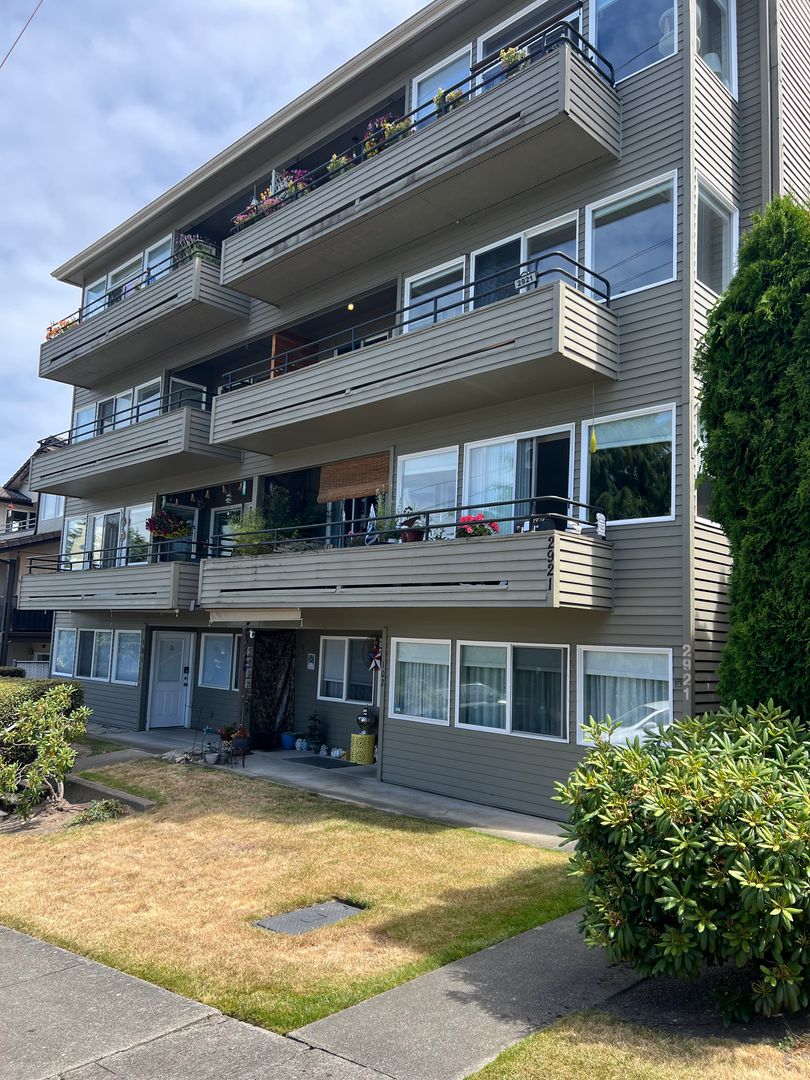 Everett Apartment: 2921 Federal Ave