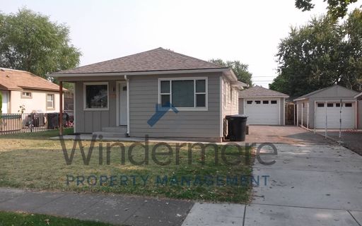 1049 St John - Single Car Garage, Partially fenced backyard – photo 1