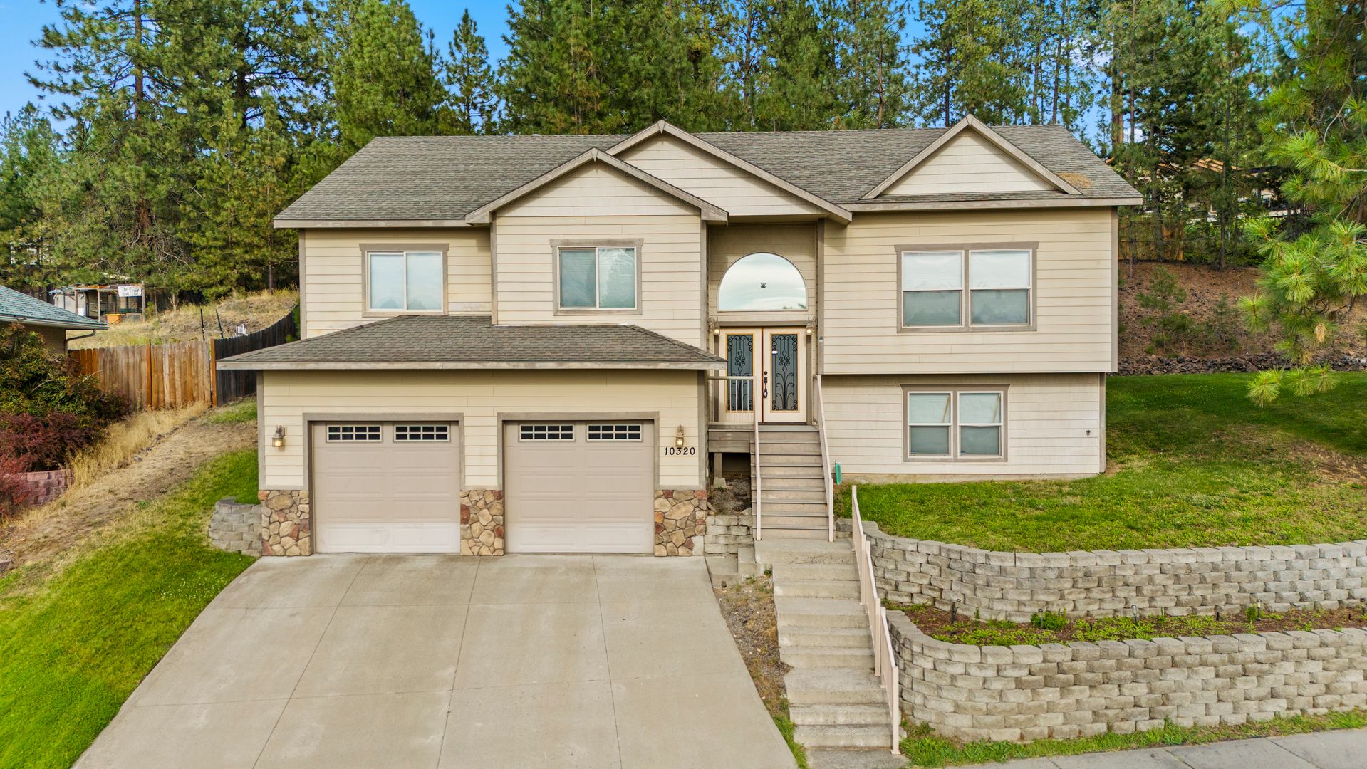 Spokane House: 10320 N Woodridge Dr