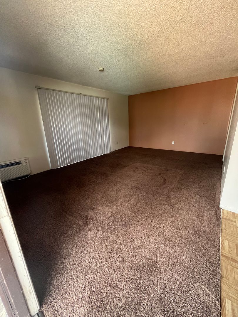 Las Vegas Apartment: 303 E. Harmon Ave