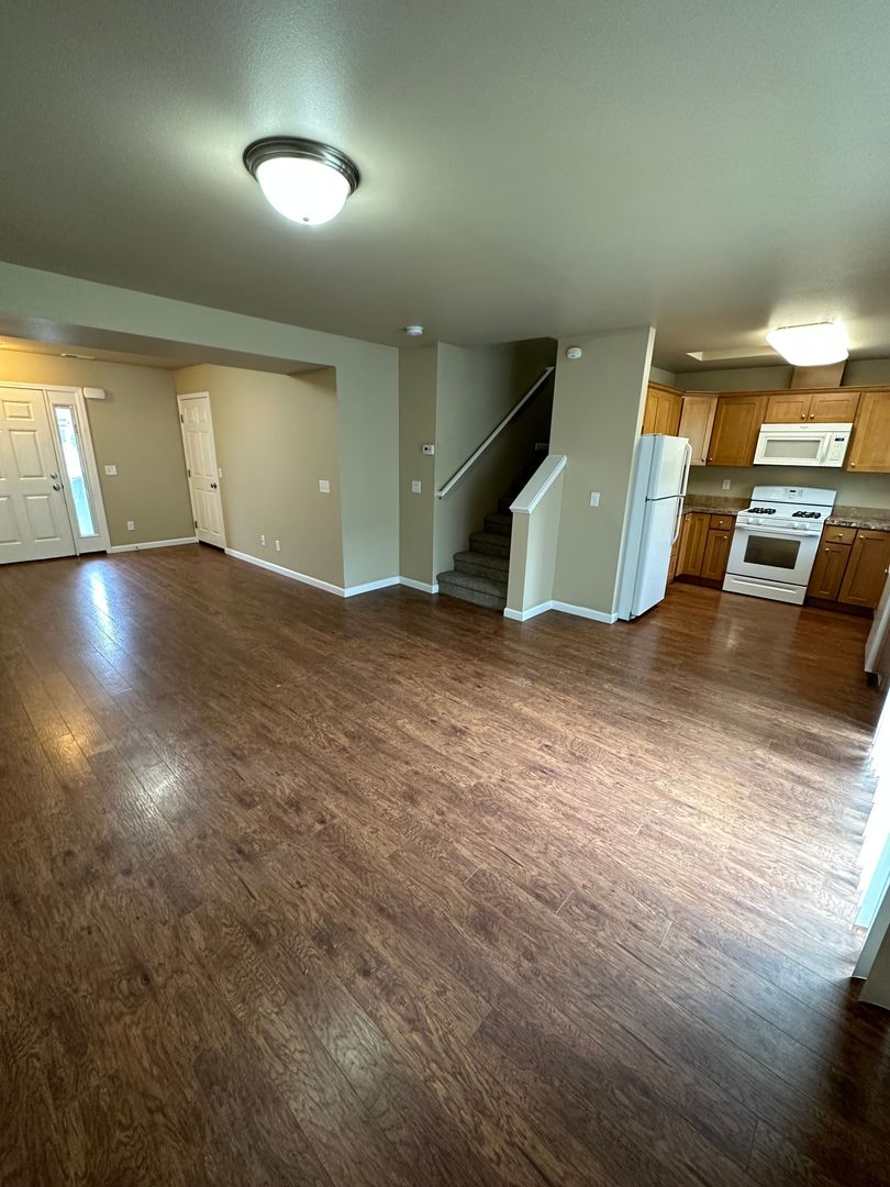 Lynden Apartment: 1947 N Prairie Ln