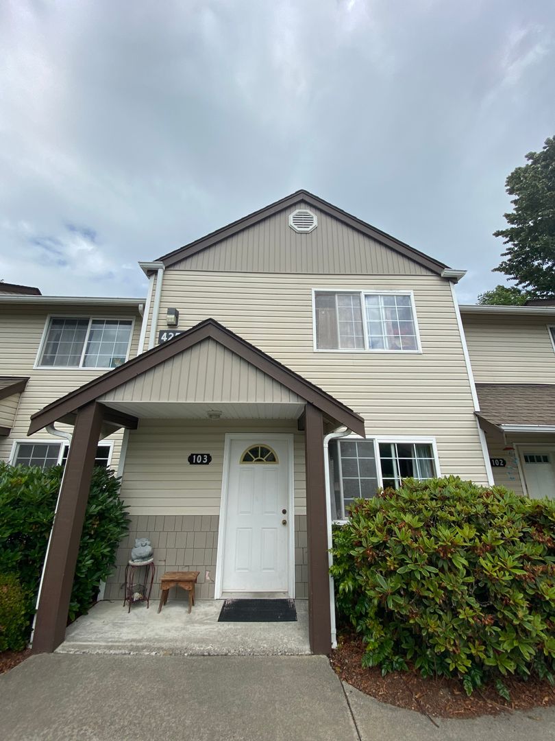 Bellingham Condo: 4257 Wintergreen Cir #103