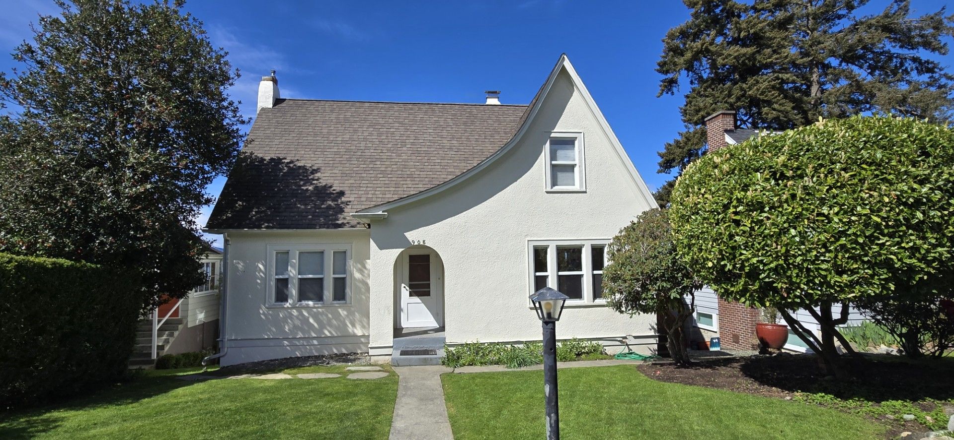 Bellingham House: 908 17th St