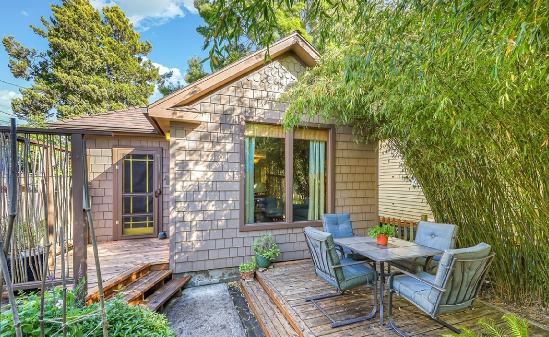Bellingham House: 2116 Young St