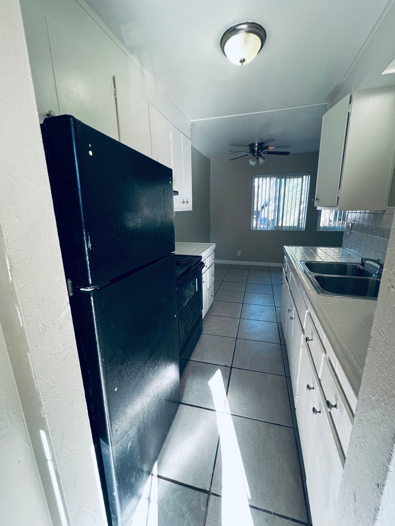 Oakland Apartment: 6638-6646 MacArthur Blvd