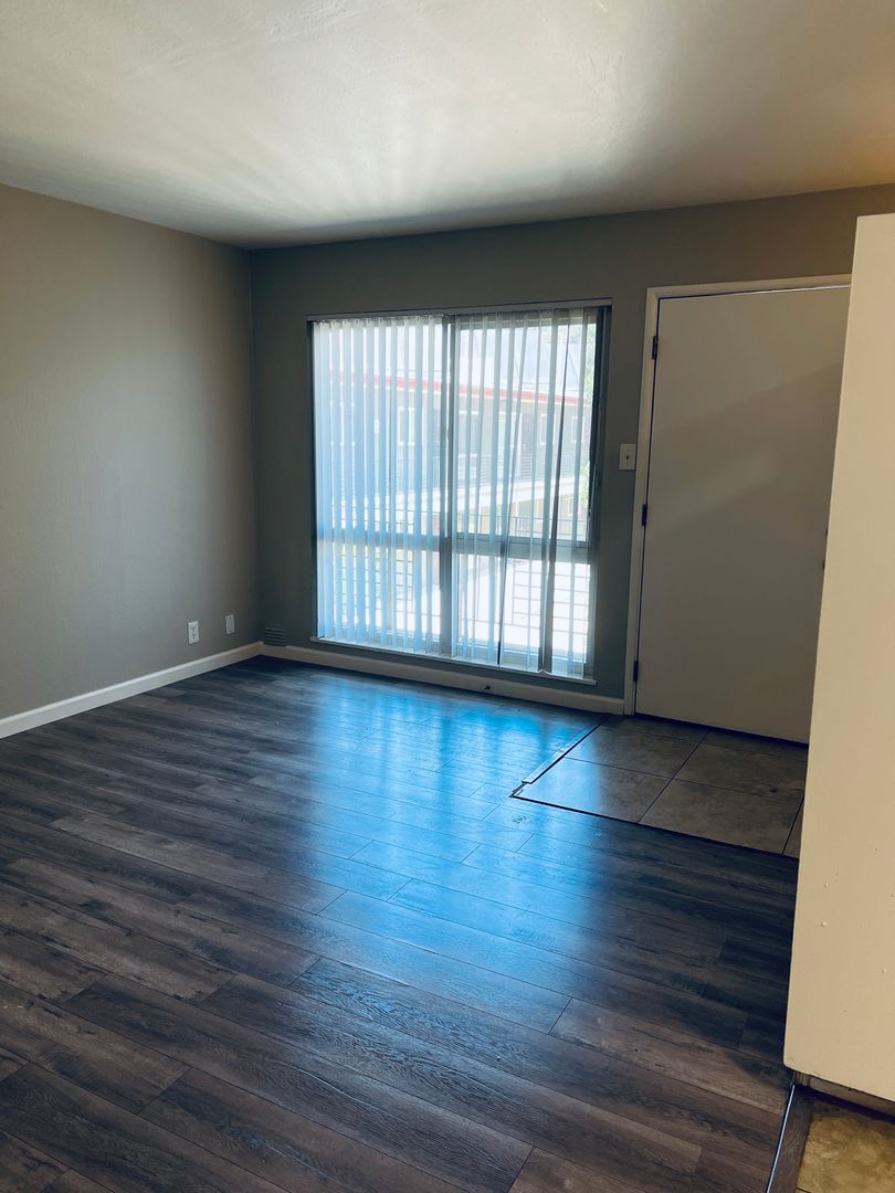 Oakland Apartment: 6638-6646 MacArthur Blvd