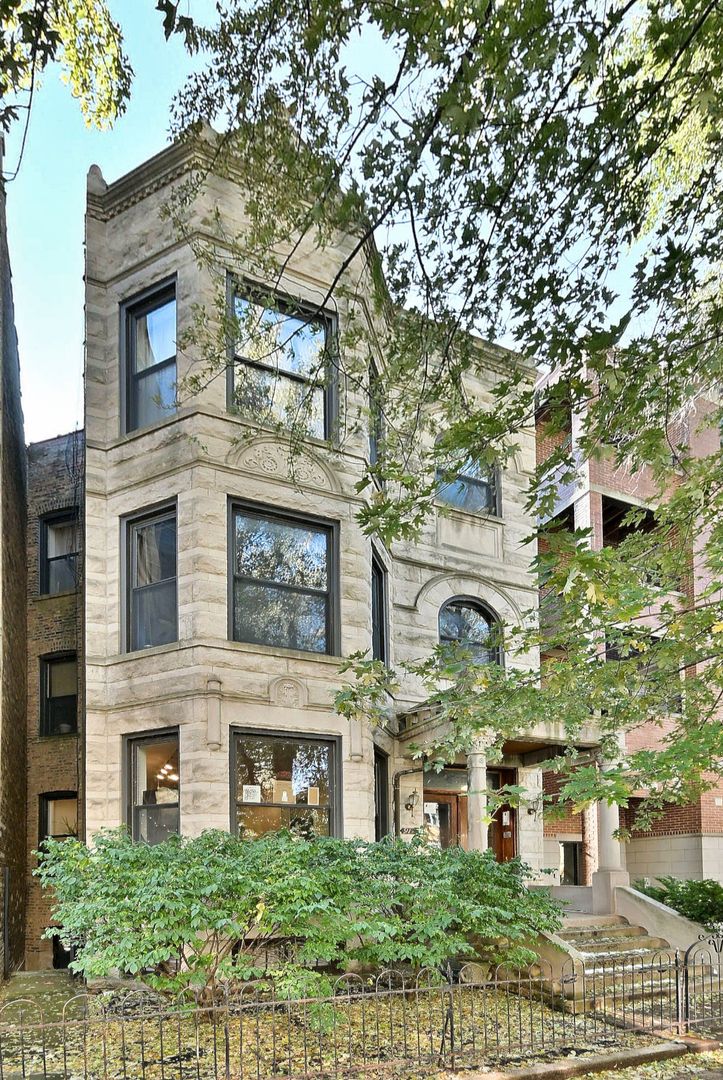 Chicago Apartment: 911 W Dakin St