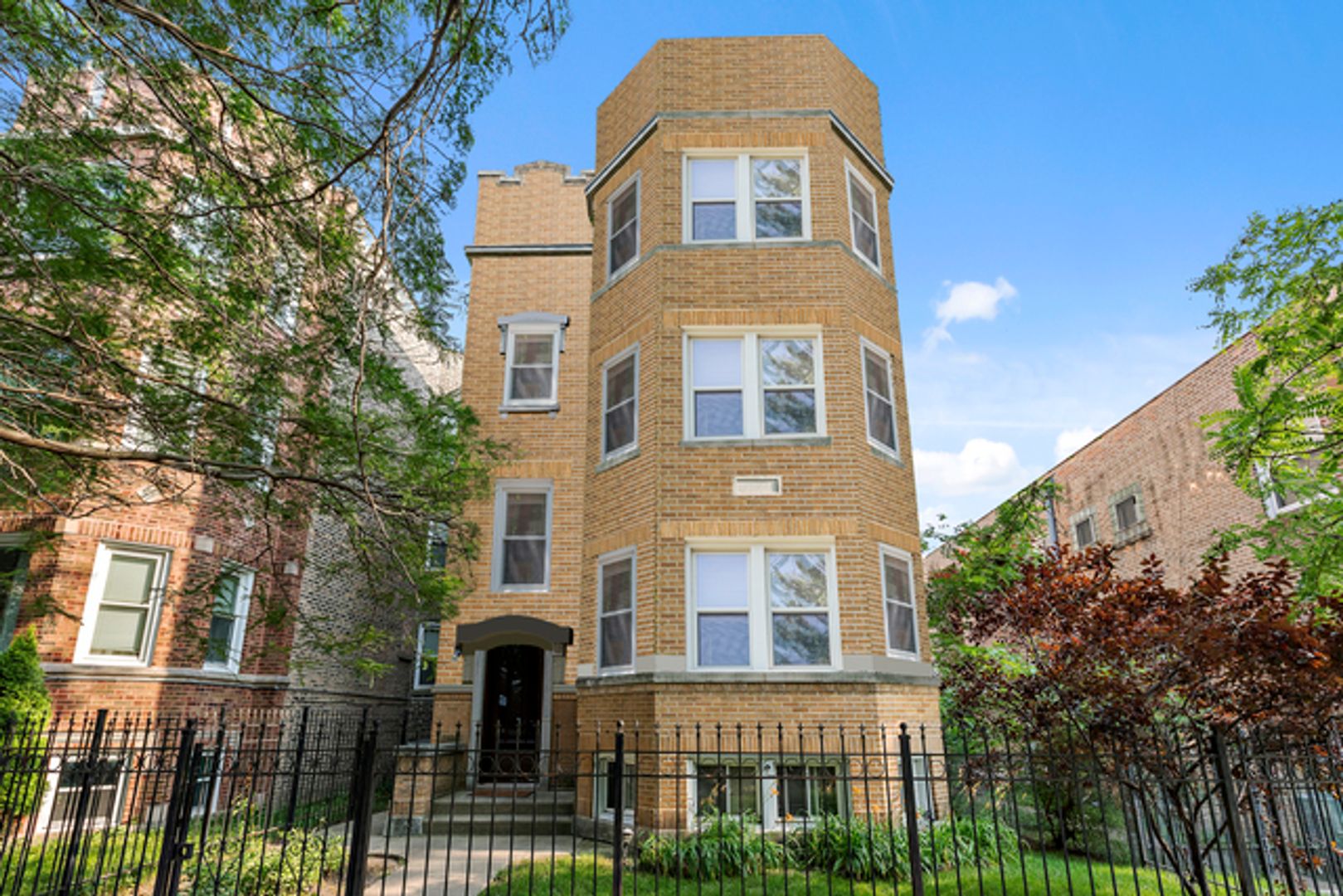 Chicago Apartment: 2219 W Rosemont Ave