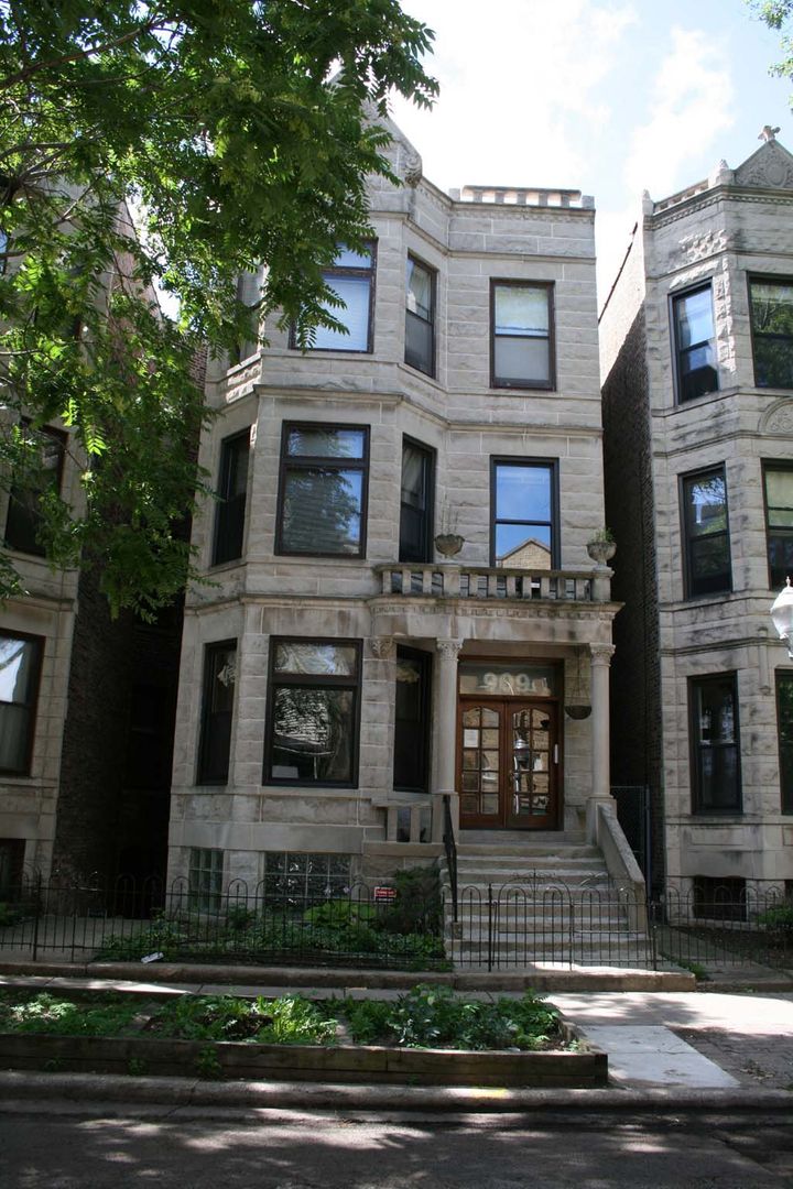 Chicago Apartment: 909 W Dakin St
