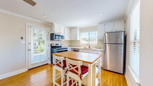 Charming 1 Bedroom, 1 Bathroom Upstairs Apartment with 1 Car Garage