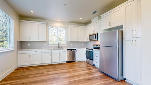 3 bed 2 bath upstairs Duplex with 1 car garage and its own private yard! with Solar! – photo 1