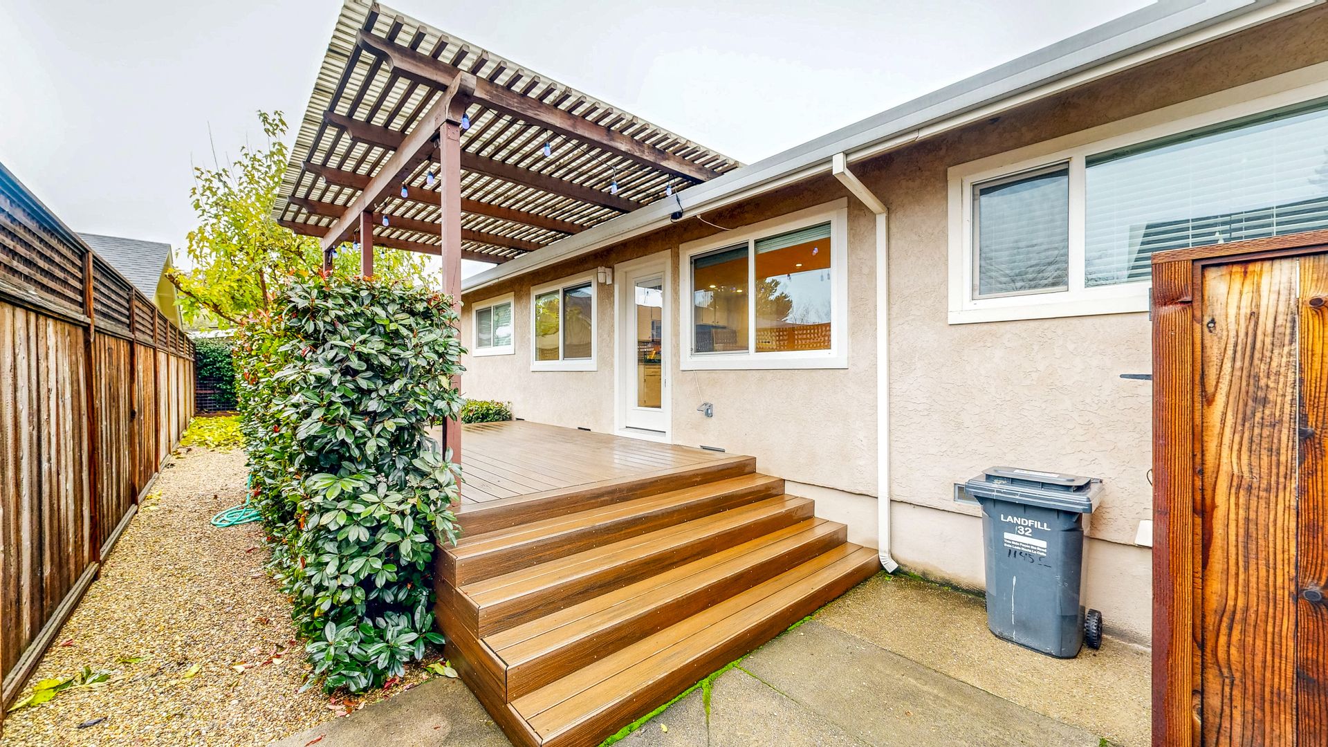 St Helena Apartment: 1145 Edwards St,