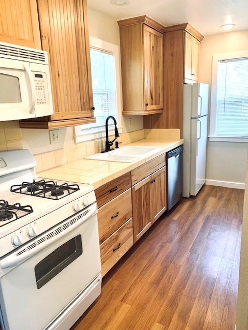 St Helena Apartment: 871 Dowdell Ln,