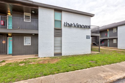 $400 off move in cost plus free No application fee until 8/10! Renovated 2 Bed 1 Bath Floorplan with Washer/Dryer Included – photo 1