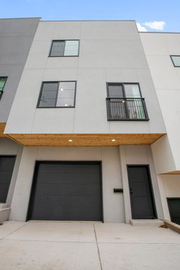 2 Bedroom/1.5 Bathroom/1 Car Garage - Luxury Condo located just off of Cherry Street – photo 1