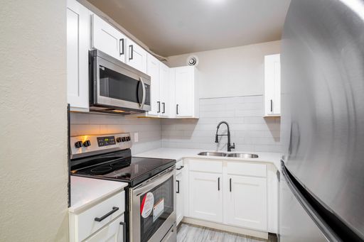 $400 off move in cost plus free No application fee until 8/10! Classic 1 Bed 1 Bath Floorplan – photo 1