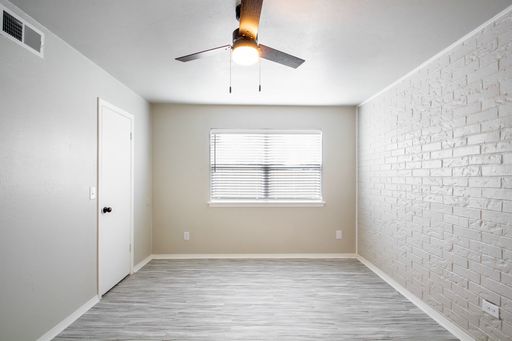 $400 off move in cost plus free No application fee until 8/10! Renovated 1 Bed 1 Bath Floorplan with Washer/Dryer Included – photo 1