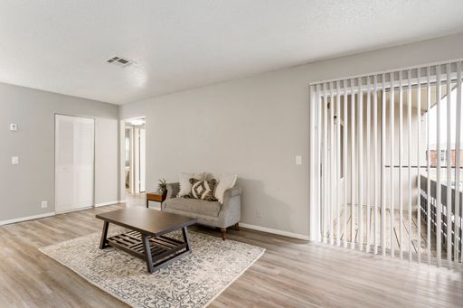 Large 2 bedroom Townhome with Washer/Dryer Appliance Included! – photo 1