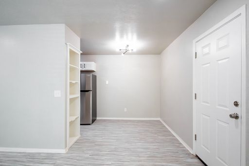 $400 off move in cost plus free No application fee until 8/10! Classic 2 Bed 1 Bath Floorplan – photo 1