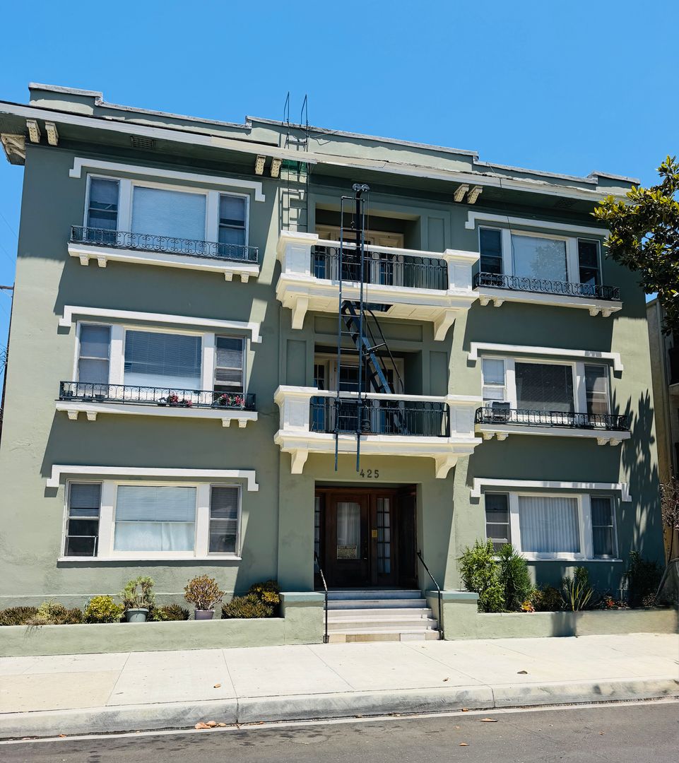 Long Beach Apartment: 425 W. 4th Street