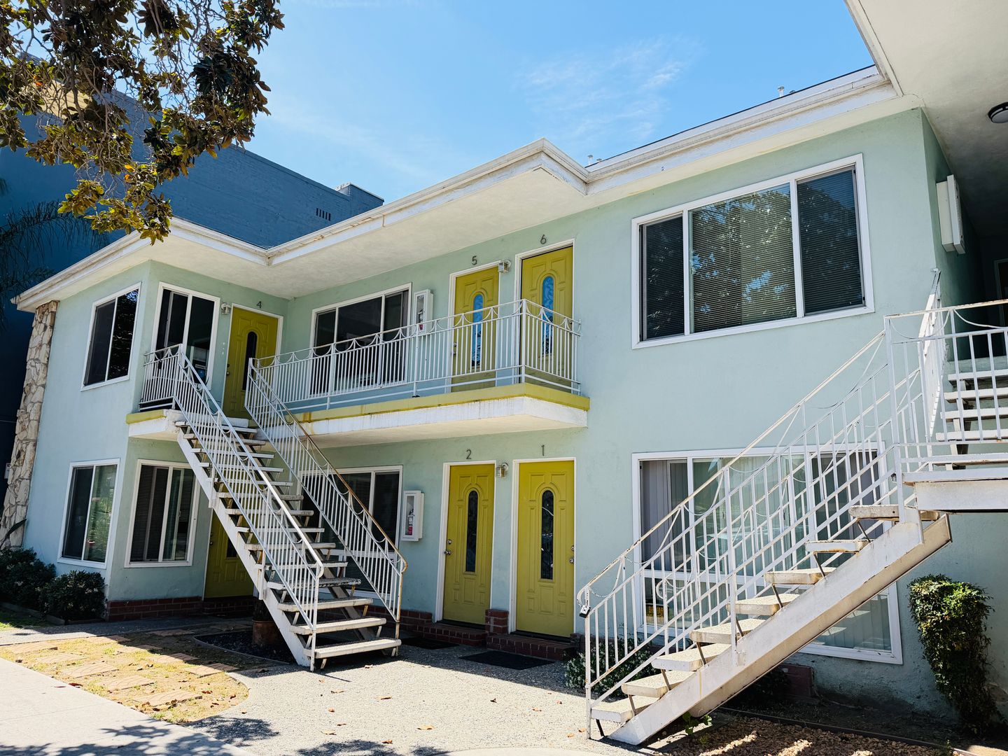 Long Beach Apartment: 611 Linden Ave