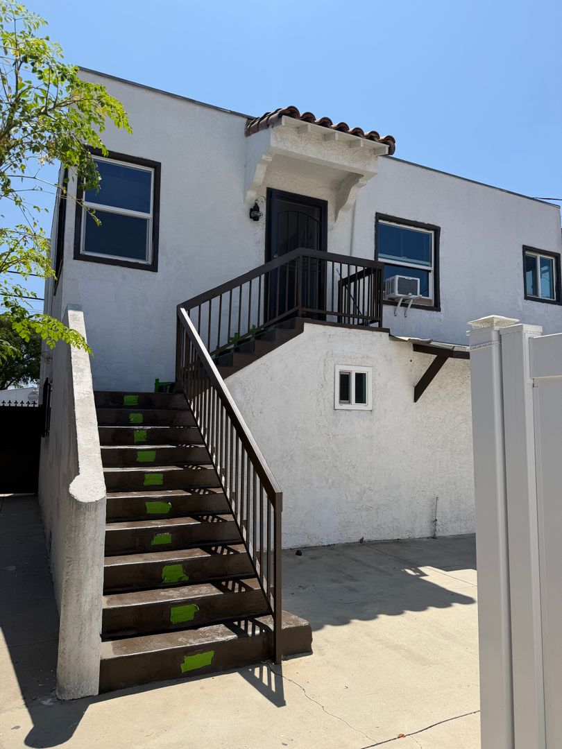 Long Beach Apartment: 2534 Cedar Ave.