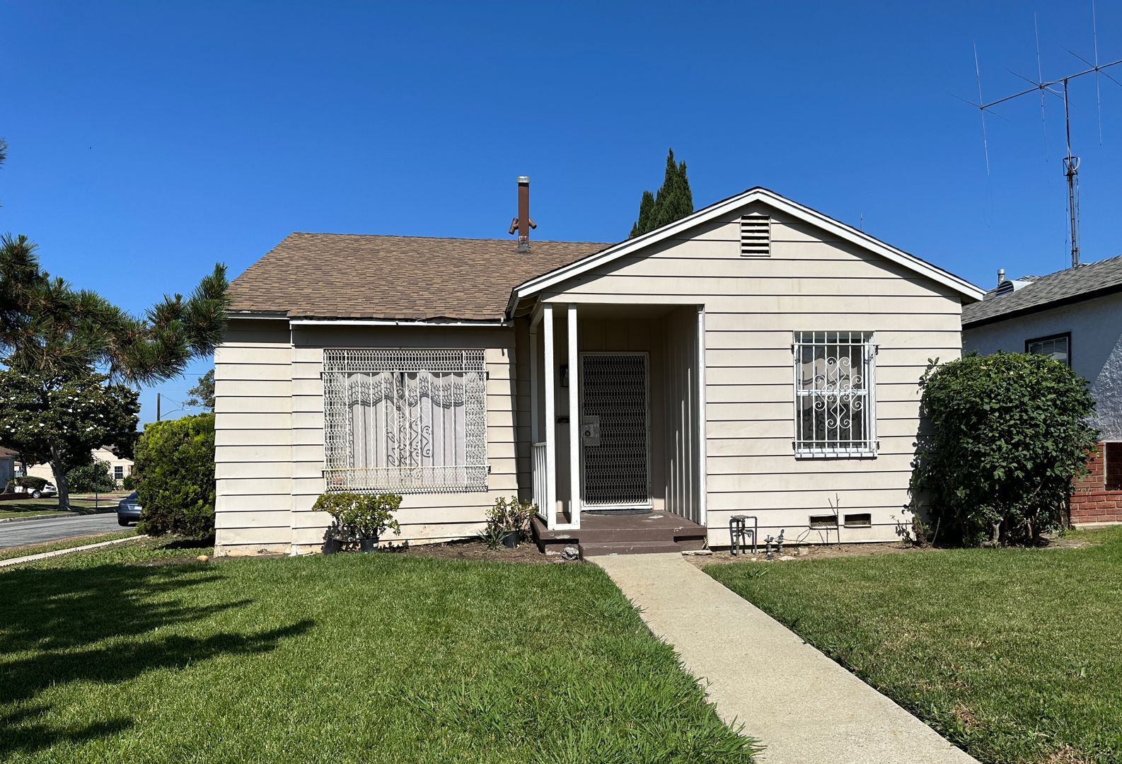 Los Angeles House: 11167 Ruthelen Street