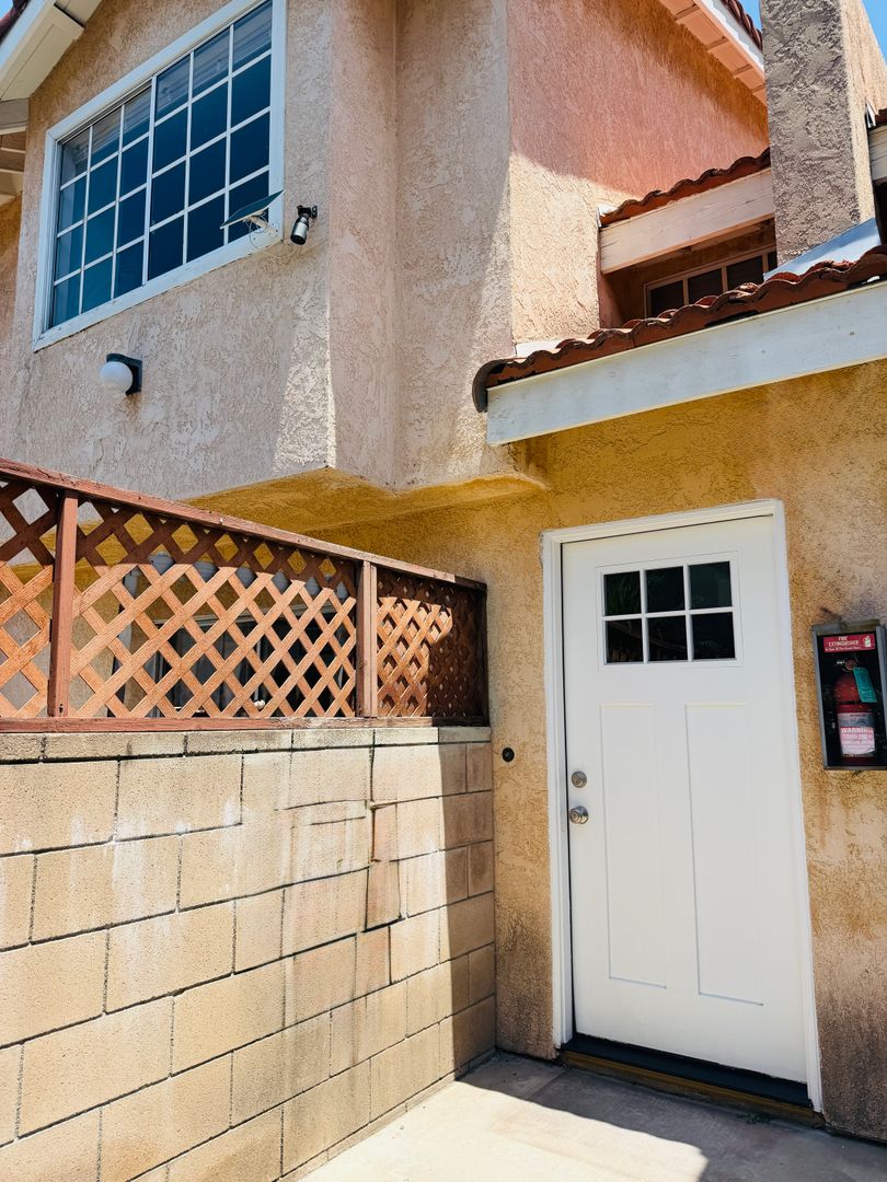 Downey Apartment: 10331 Downey Avenue