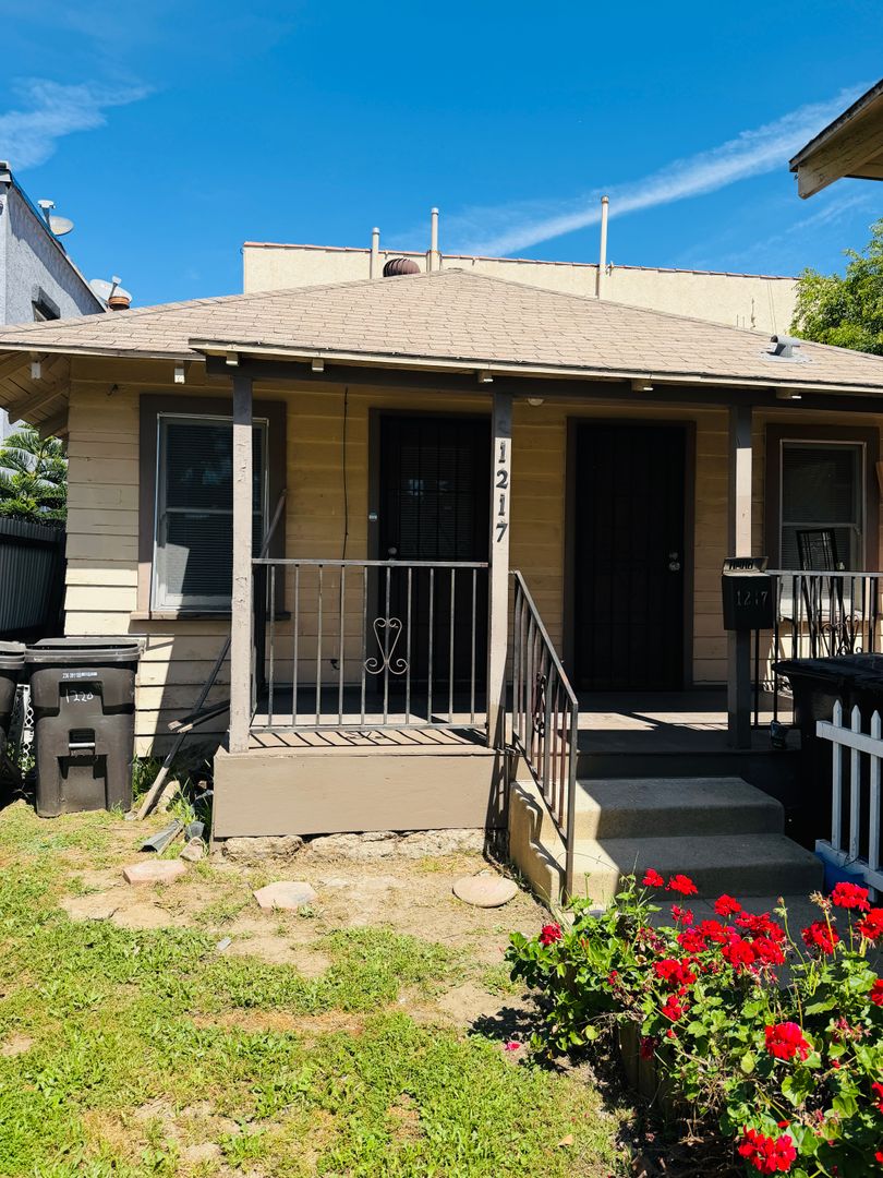 Long Beach Apartment: 1220 E. Broadway