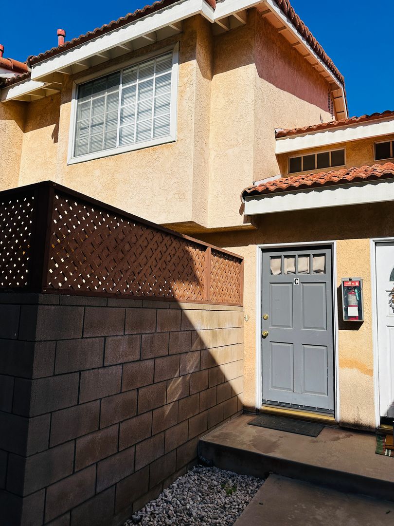 Downey Apartment: 10331 Downey Avenue