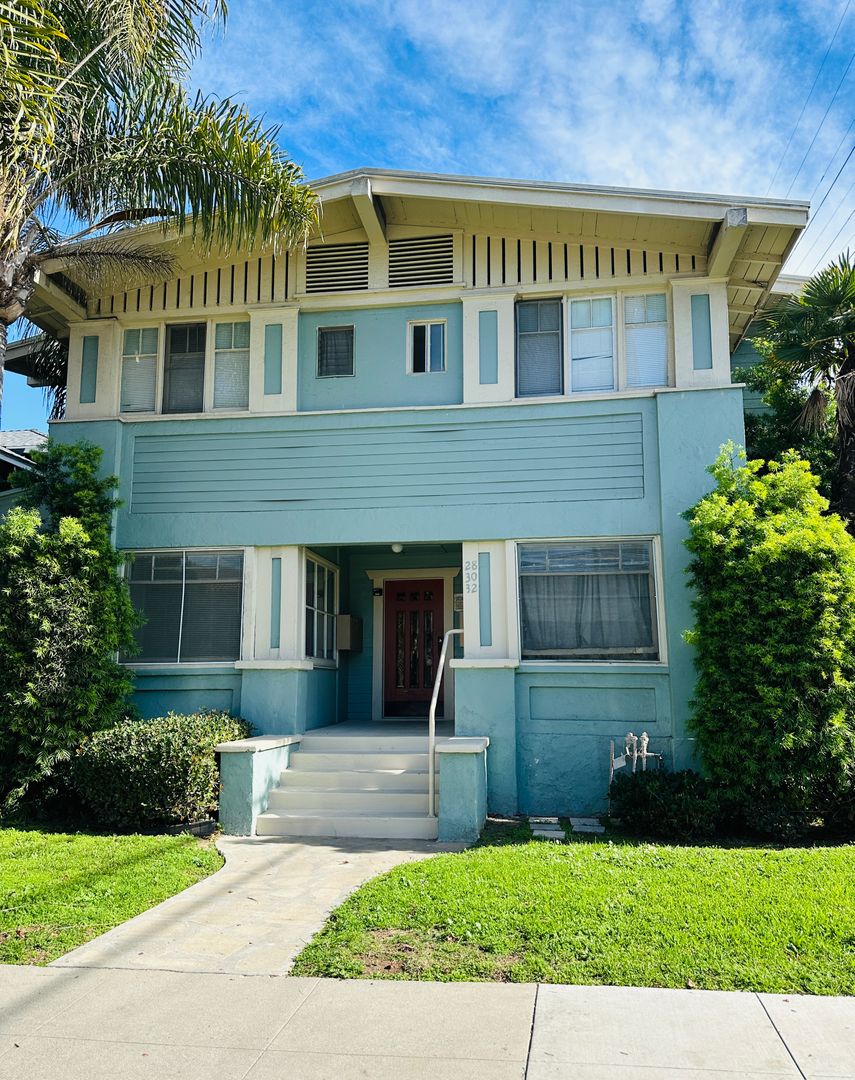 Long Beach Apartment: 32 Orange Avenue