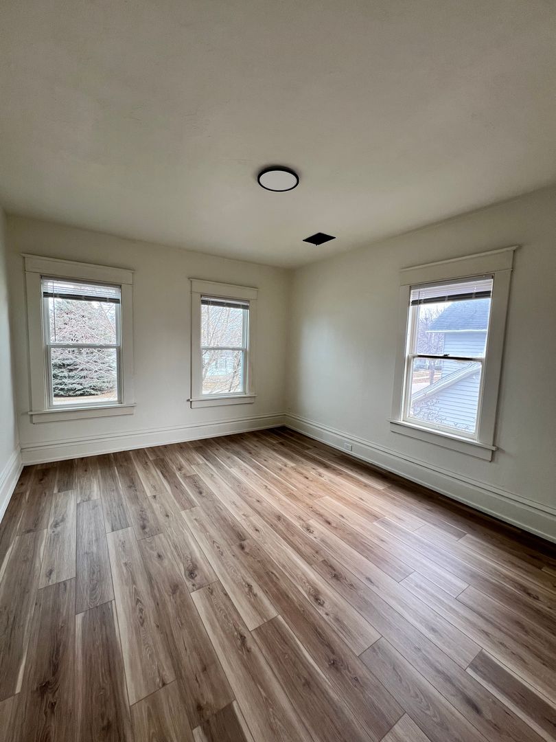 Oshkosh Apartment: 835 Waugoo