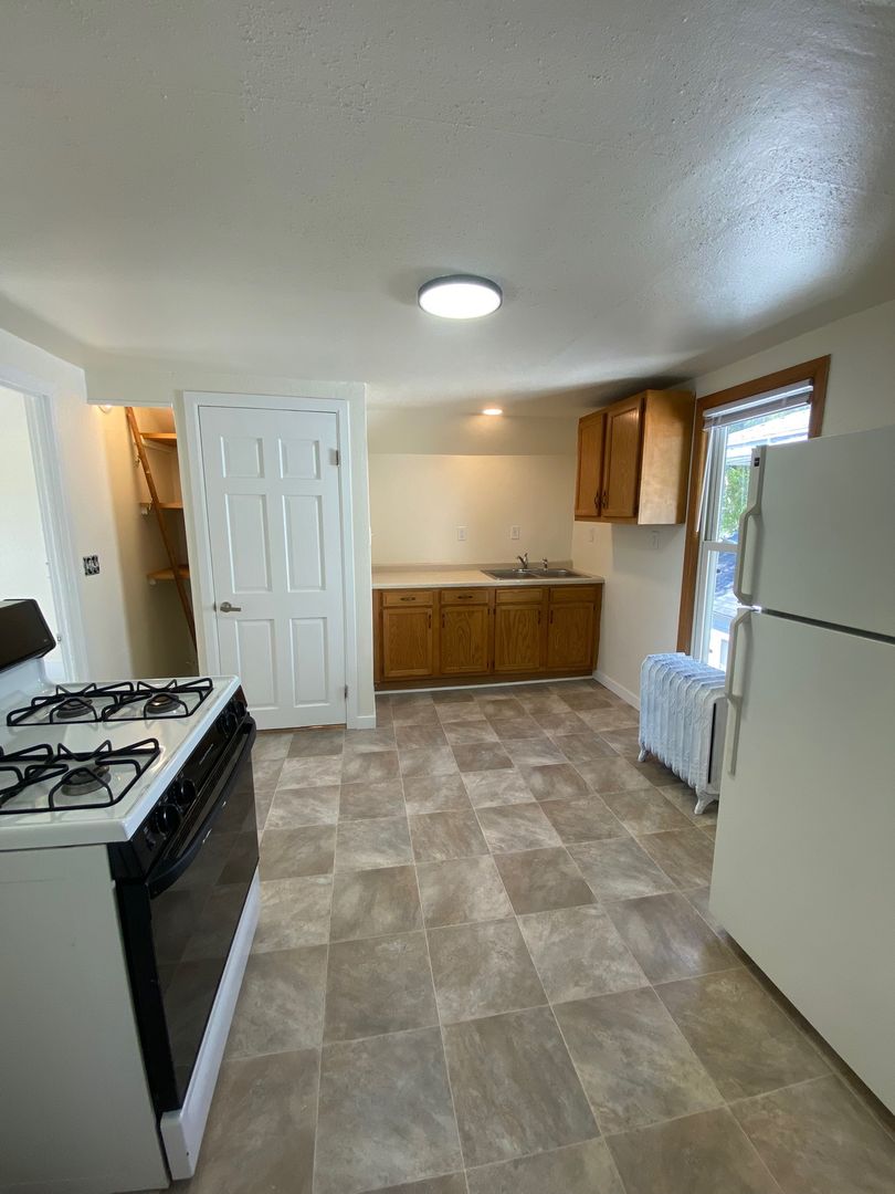 Oshkosh Apartment: 452 W 10th Ave