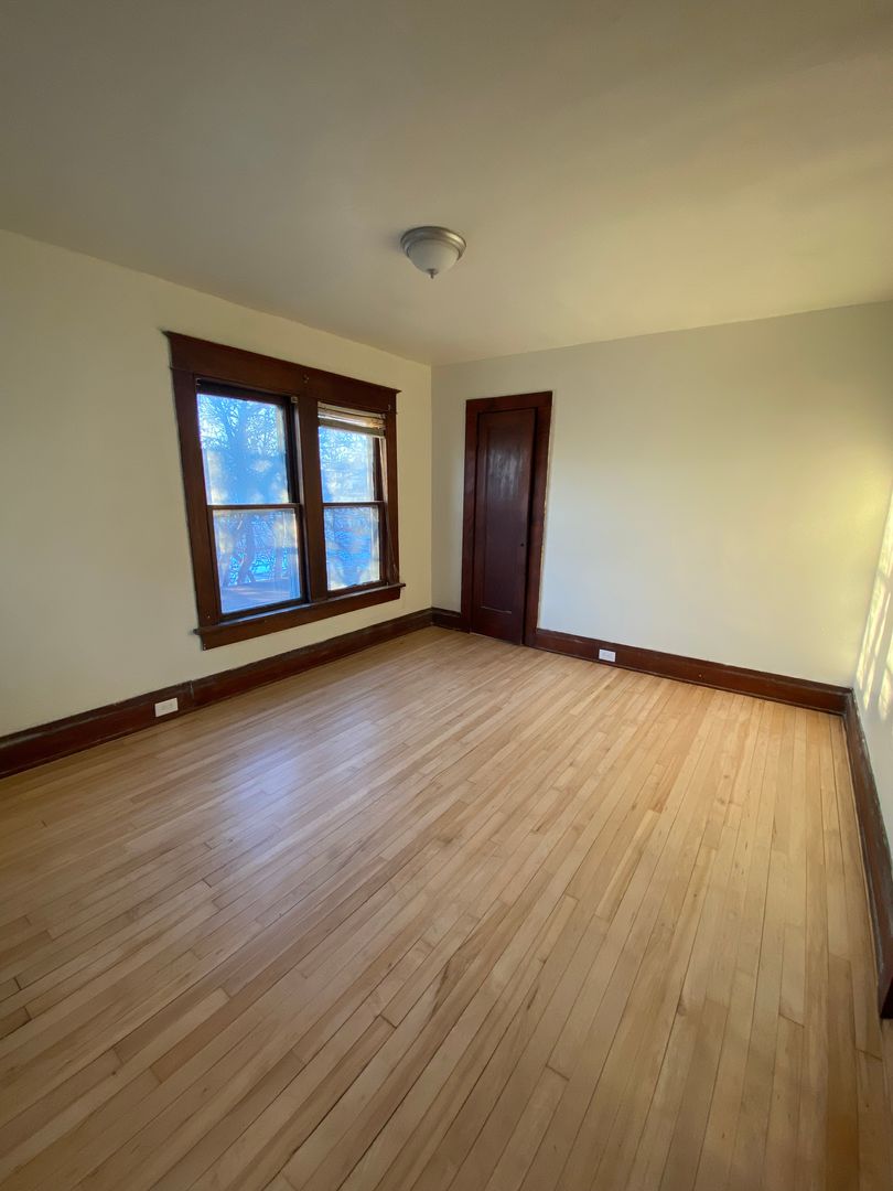 Oshkosh Apartment: 1338 Cedar St