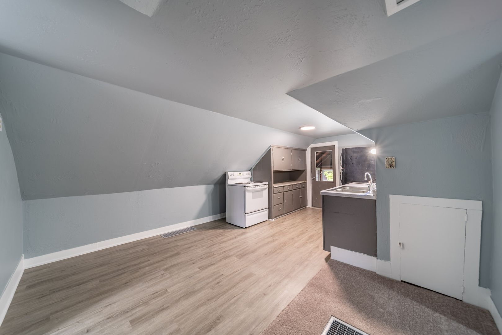 Menasha Apartment: 409 Racine St