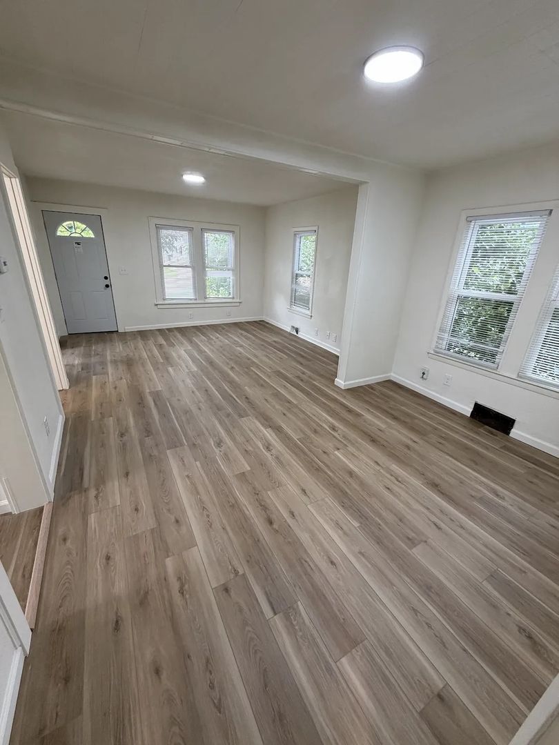 Oshkosh House: 413 Dove St