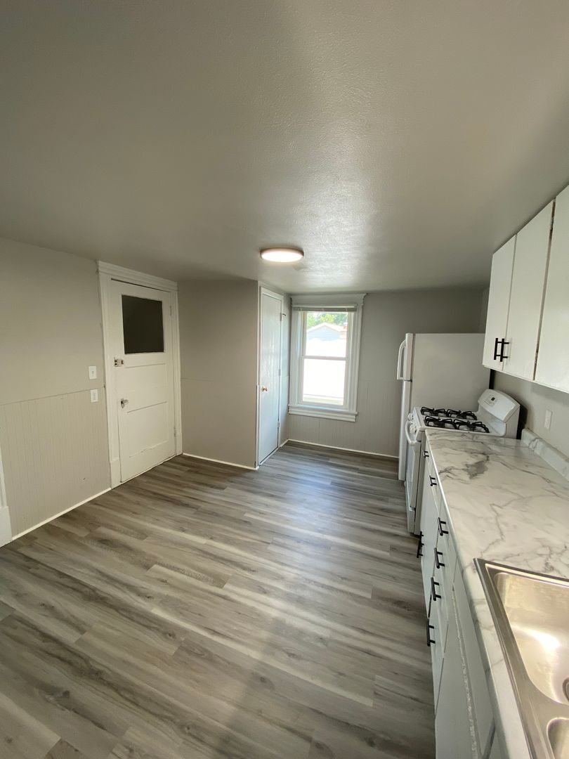 Oshkosh Apartment: 801 Dove St