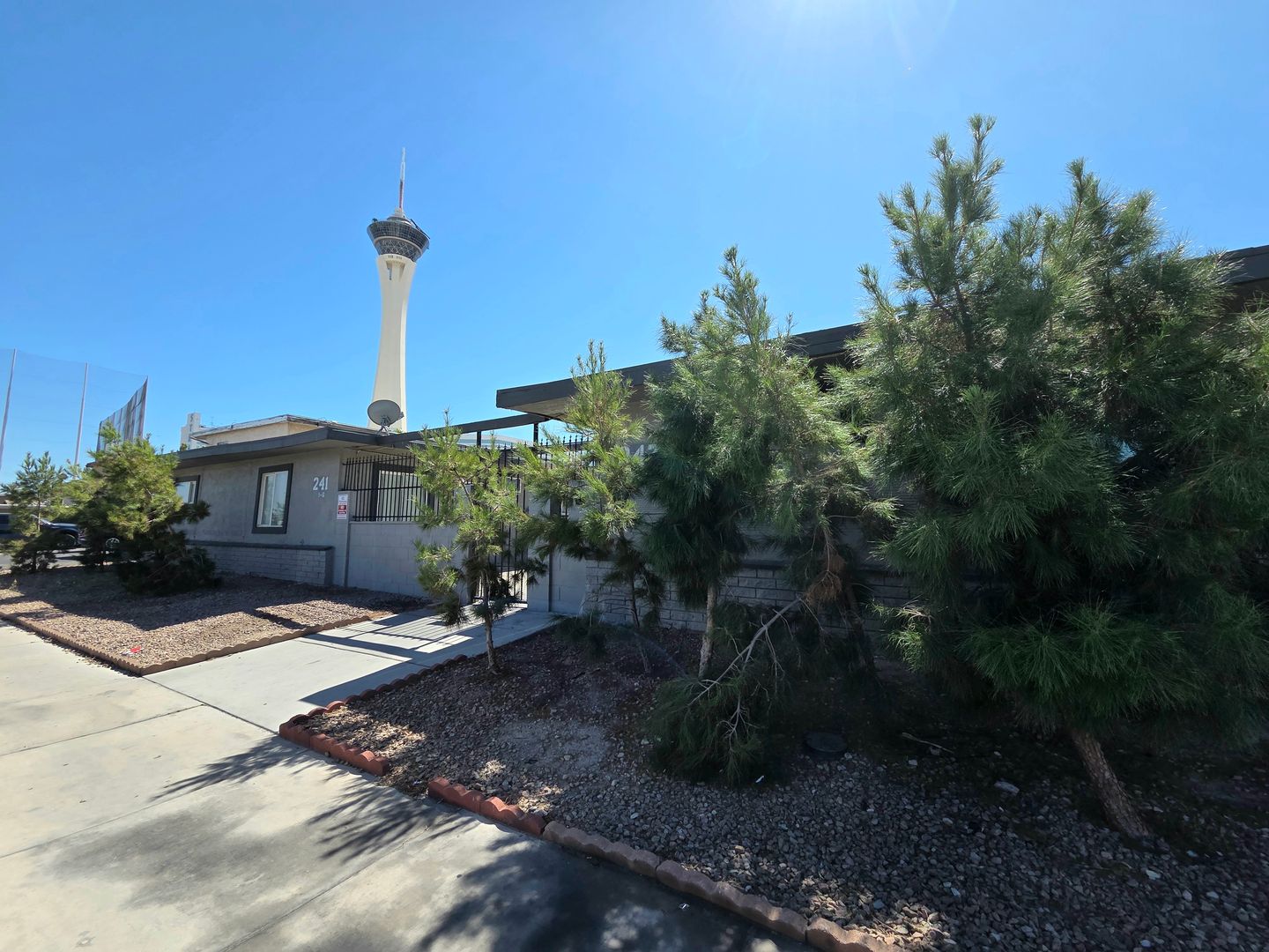 Las Vegas Apartment: 241 & 247 W Chicago Avenue