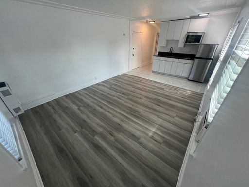 LARGE, SPACIOUS, FULLY RENOVATED, MORDEN, ONE BEDROOM APARTMENT IN KOREA TOWN. – photo 1