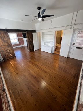 LARGE, SPACIOUS JR. 1 BED. STEPS AWAY FROM VENICE BEACH BOARDWALK! SHORT TERM LEASES AVAILABLE (4 MONTH MINIMUM)