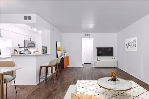 Spacious Townhome located in the heart of Arlington! – photo 1