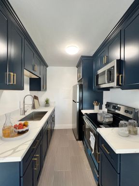 Spacious 1 Bed + 1 Bath with Large Outdoor Patio | Gym | Gated Parking – photo 1
