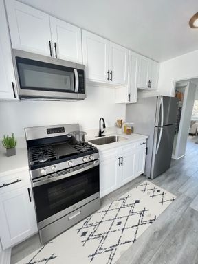 Renovated Studio w/ Modern Kitchen, Pool, Gym & Parking – East Hollywood – photo 1