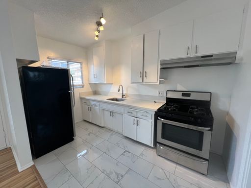 Modern Renovated 1-Bedroom in Prime Glendale Location — Pet Friendly with Parking! – photo 1