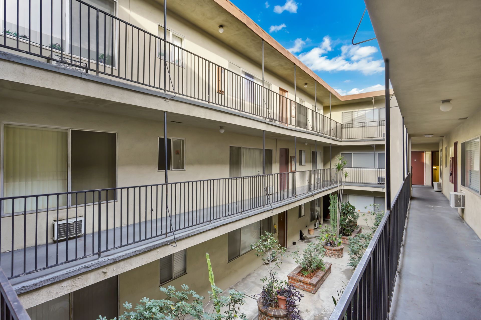 Los Angeles Apartment: 1237-1251 Magnolia Ave