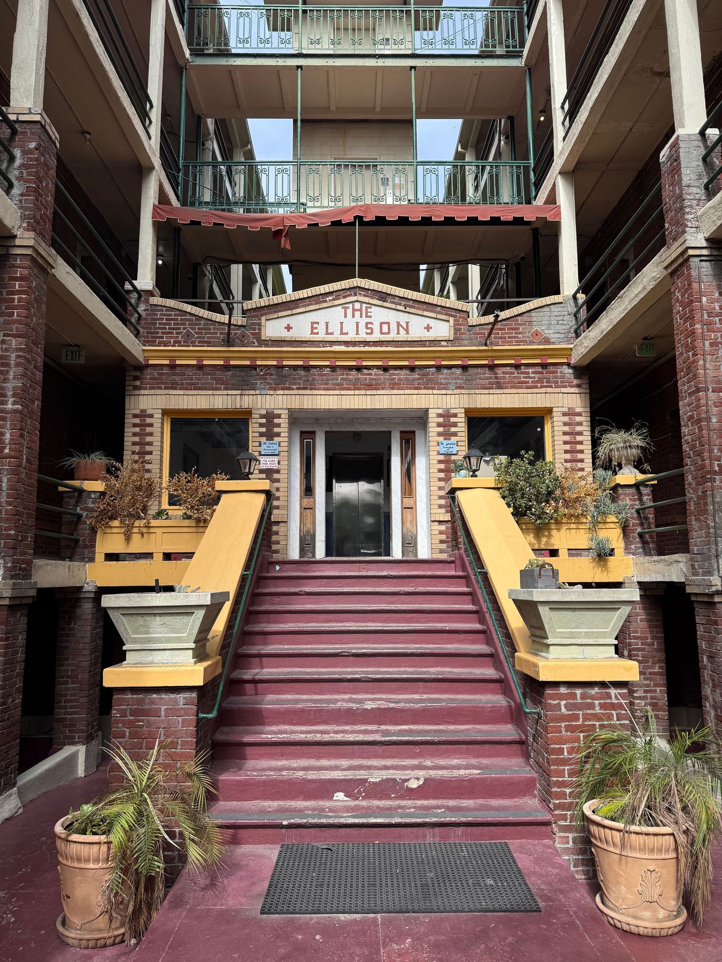 Venice Apartment: 15 Paloma Ave