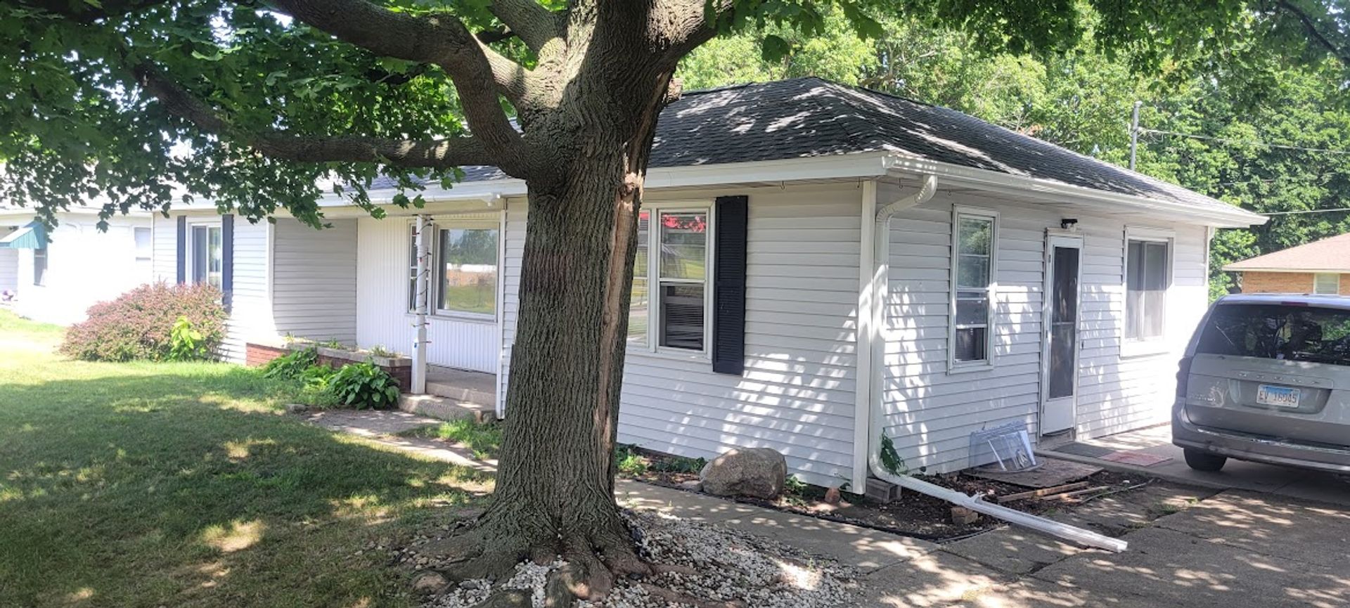Holland House: 559 E 16th