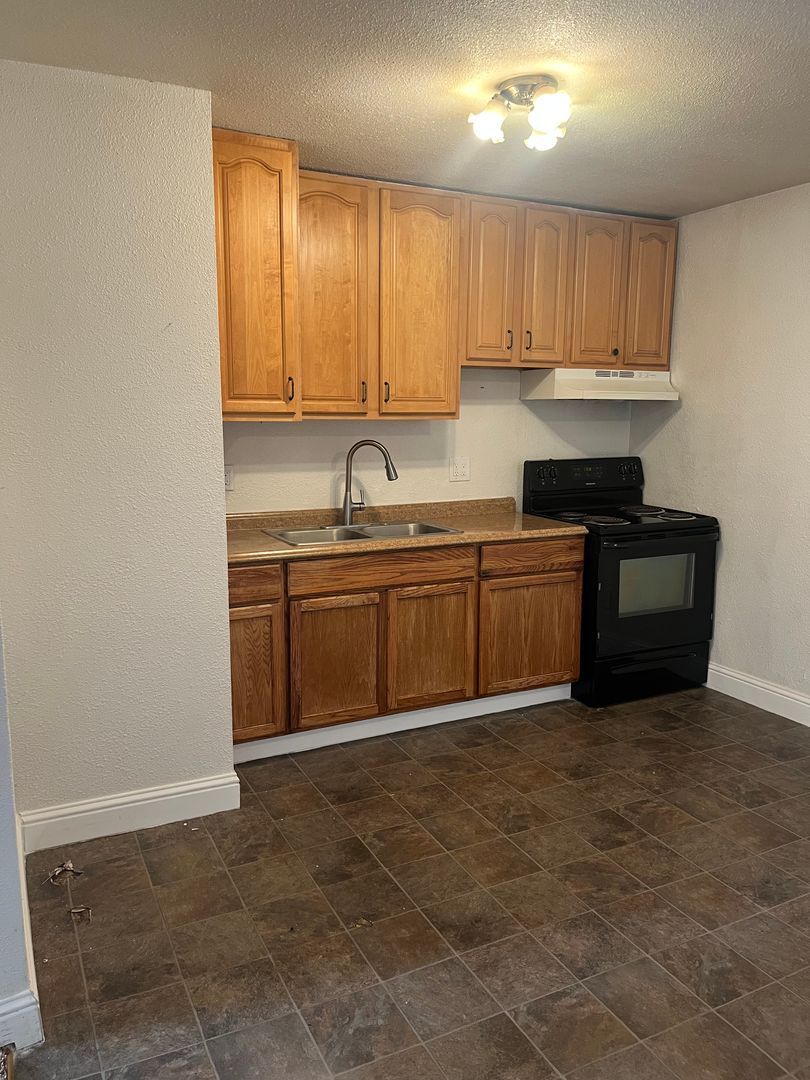 Atwater Apartment: 1275 E Bellevue Rd