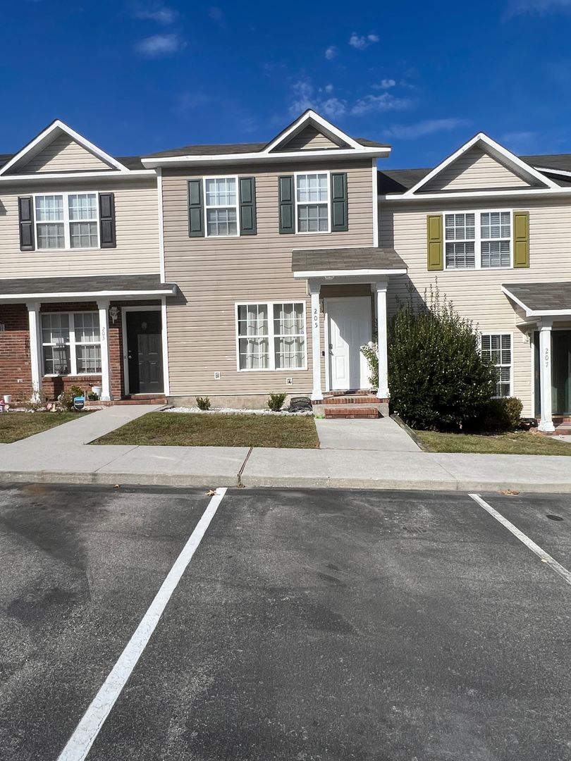 Jacksonville House: 205 Meadowbrook Lane