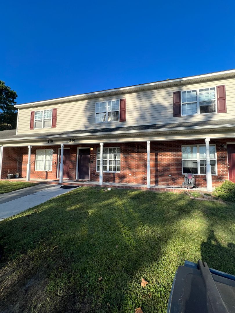 Jacksonville House: 216 Palace Circle